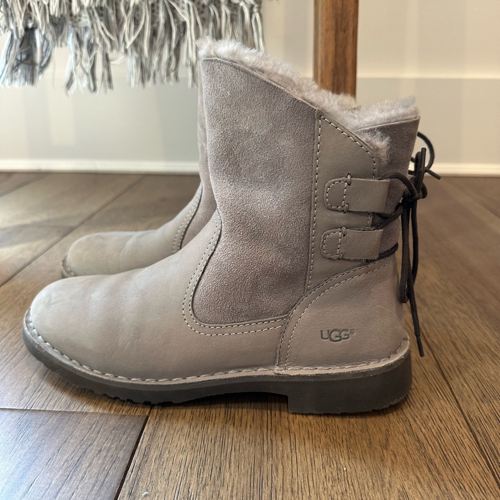 EUC UGG women’s Gray shearling shortie boots